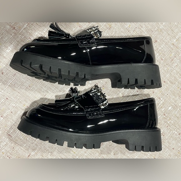 Black Patent Leather Tassel Loafers by Bruno Magli. 
EU 39.5
US 9 - Picture 4 of 16